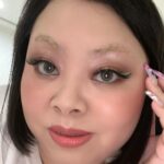 Naomi Watanabe Instagram - Goodbye bleach eyebrows 眉毛がだいぶ生えてきたので 今日から黒眉毛にょ 黒パウダーぶち塗って黒眉マスカラぶっかけたら違和感なく仕上がった 2枚目の眉毛で出かけようと思ってたけど流石に虎すぎるから即描いた 地味に上手くかけてるよね アンチブリーチ眉毛の皆様お待たせいたしました でもこれ出来るのわかったからブリーチしまくっちゃうにょ