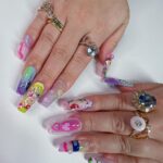 Naomi Watanabe Instagram - New nails💅 @nailsbymei All are hand-painted🥹❤️‍🔥 This nail art is my favorite @littlethunder art piece ❤️‍🔥 I love her🥰 新しいネイルデザインは私が大好きな @littlethunder ちゅわんのアートだよ😍🌸 4年前に台湾のカフェで彼女の作品集が飾ってあって、かわいい！って言ったらイケメン店員さんが、直美にあげる！って言ってくれたのが出会いだよ🤩 彼とも運命的な出会いやん！とか感じたけど私だけだったみたい😂 そこから彼女をずっと追いかけてたんだけど、今年 @casetify とデバイスカバーコラボしてるの発見して秒で全種類買ったんだ😂(案件じゃないよw) で、そのデザインをネイルにしました💓🌸 本人にも許可を取りましたにょ🥹🌸 愛してる @littlethunder 🥹❤️‍🔥 彼女が描いた鏡に映った猫娘のパロディーをメイさんとやったけど、ツッコミどころ満載で草 世界中どこに出会いが転がってるか分からないから まじ人生って最高やで‼︎ 改めてめいさんの手描きネイルセンスエグい😂❤️‍🔥 ありがとうございます！ 皆様の感想お待ちしております🐰