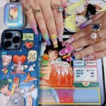 Naomi Watanabe Instagram - New nails💅 @nailsbymei All are hand-painted🥹❤️‍🔥 This nail art is my favorite @littlethunder art piece ❤️‍🔥 I love her🥰 新しいネイルデザインは私が大好きな @littlethunder ちゅわんのアートだよ😍🌸 4年前に台湾のカフェで彼女の作品集が飾ってあって、かわいい！って言ったらイケメン店員さんが、直美にあげる！って言ってくれたのが出会いだよ🤩 彼とも運命的な出会いやん！とか感じたけど私だけだったみたい😂 そこから彼女をずっと追いかけてたんだけど、今年 @casetify とデバイスカバーコラボしてるの発見して秒で全種類買ったんだ😂(案件じゃないよw) で、そのデザインをネイルにしました💓🌸 本人にも許可を取りましたにょ🥹🌸 愛してる @littlethunder 🥹❤️‍🔥 彼女が描いた鏡に映った猫娘のパロディーをメイさんとやったけど、ツッコミどころ満載で草 世界中どこに出会いが転がってるか分からないから まじ人生って最高やで‼︎ 改めてめいさんの手描きネイルセンスエグい😂❤️‍🔥 ありがとうございます！ 皆様の感想お待ちしております🐰