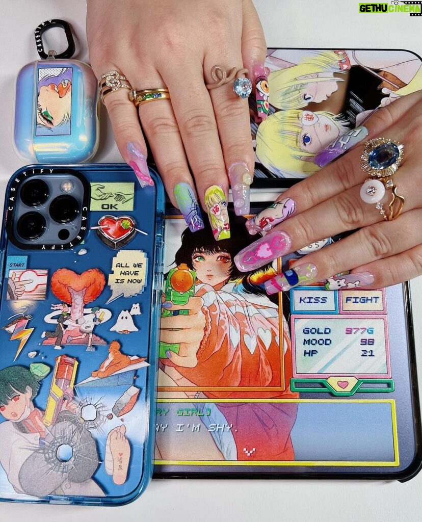 Naomi Watanabe Instagram - New nails💅 @nailsbymei All are hand-painted🥹❤️‍🔥 This nail art is my favorite @littlethunder art piece ❤️‍🔥 I love her🥰 新しいネイルデザインは私が大好きな @littlethunder ちゅわんのアートだよ😍🌸 4年前に台湾のカフェで彼女の作品集が飾ってあって、かわいい！って言ったらイケメン店員さんが、直美にあげる！って言ってくれたのが出会いだよ🤩 彼とも運命的な出会いやん！とか感じたけど私だけだったみたい😂 そこから彼女をずっと追いかけてたんだけど、今年 @casetify とデバイスカバーコラボしてるの発見して秒で全種類買ったんだ😂(案件じゃないよw) で、そのデザインをネイルにしました💓🌸 本人にも許可を取りましたにょ🥹🌸 愛してる @littlethunder 🥹❤️‍🔥 彼女が描いた鏡に映った猫娘のパロディーをメイさんとやったけど、ツッコミどころ満載で草 世界中どこに出会いが転がってるか分からないから まじ人生って最高やで‼︎ 改めてめいさんの手描きネイルセンスエグい😂❤️‍🔥 ありがとうございます！ 皆様の感想お待ちしております🐰