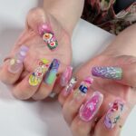 Naomi Watanabe Instagram - New nails💅 @nailsbymei All are hand-painted🥹❤️‍🔥 This nail art is my favorite @littlethunder art piece ❤️‍🔥 I love her🥰 新しいネイルデザインは私が大好きな @littlethunder ちゅわんのアートだよ😍🌸 4年前に台湾のカフェで彼女の作品集が飾ってあって、かわいい！って言ったらイケメン店員さんが、直美にあげる！って言ってくれたのが出会いだよ🤩 彼とも運命的な出会いやん！とか感じたけど私だけだったみたい😂 そこから彼女をずっと追いかけてたんだけど、今年 @casetify とデバイスカバーコラボしてるの発見して秒で全種類買ったんだ😂(案件じゃないよw) で、そのデザインをネイルにしました💓🌸 本人にも許可を取りましたにょ🥹🌸 愛してる @littlethunder 🥹❤️‍🔥 彼女が描いた鏡に映った猫娘のパロディーをメイさんとやったけど、ツッコミどころ満載で草 世界中どこに出会いが転がってるか分からないから まじ人生って最高やで‼︎ 改めてめいさんの手描きネイルセンスエグい😂❤️‍🔥 ありがとうございます！ 皆様の感想お待ちしております🐰