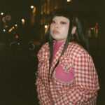 Naomi Watanabe Instagram - この度 @acnestudios のショーにご招待いただきまして パリに行きました！ acnestudiosのセットアップダメージスーツが可愛すぎるので、ヘアメイクもぶちかましたよ🎀 素晴らしいショーのあとに素敵なディナーにも招待していただきましたが、なおちゃんこ鍋ずっと動揺 英語とフランス語が行き交ってて 脳みそおパンク大先生！ 途中白目剥いてたけど1人で頑張った でもみんな優しくて 最高のショーとディナーを過ごせました！ hair&photographer @nerohair ネロさんと終わりに夜のパリで撮影会した！ けど、寒過ぎて2人とも震えてた 多分そのせいで私全部アヒル口になってるわ そしてお化粧はいつものように自前なんだけど、鼻毛剃り過ぎて上向いた時脳みそまで見えそうなくらい鼻の穴もぶちかましてたよ #acnestudios #parisfashionweek #七分丈レギンス