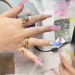 Naomi Watanabe Instagram - New nails💅 @nailsbymei All are hand-painted🥹❤️‍🔥 This nail art is my favorite @littlethunder art piece ❤️‍🔥 I love her🥰 新しいネイルデザインは私が大好きな @littlethunder ちゅわんのアートだよ😍🌸 4年前に台湾のカフェで彼女の作品集が飾ってあって、かわいい！って言ったらイケメン店員さんが、直美にあげる！って言ってくれたのが出会いだよ🤩 彼とも運命的な出会いやん！とか感じたけど私だけだったみたい😂 そこから彼女をずっと追いかけてたんだけど、今年 @casetify とデバイスカバーコラボしてるの発見して秒で全種類買ったんだ😂(案件じゃないよw) で、そのデザインをネイルにしました💓🌸 本人にも許可を取りましたにょ🥹🌸 愛してる @littlethunder 🥹❤️‍🔥 彼女が描いた鏡に映った猫娘のパロディーをメイさんとやったけど、ツッコミどころ満載で草 世界中どこに出会いが転がってるか分からないから まじ人生って最高やで‼︎ 改めてめいさんの手描きネイルセンスエグい😂❤️‍🔥 ありがとうございます！ 皆様の感想お待ちしております🐰