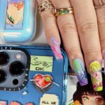 Naomi Watanabe Instagram - New nails💅 @nailsbymei All are hand-painted🥹❤️‍🔥 This nail art is my favorite @littlethunder art piece ❤️‍🔥 I love her🥰 新しいネイルデザインは私が大好きな @littlethunder ちゅわんのアートだよ😍🌸 4年前に台湾のカフェで彼女の作品集が飾ってあって、かわいい！って言ったらイケメン店員さんが、直美にあげる！って言ってくれたのが出会いだよ🤩 彼とも運命的な出会いやん！とか感じたけど私だけだったみたい😂 そこから彼女をずっと追いかけてたんだけど、今年 @casetify とデバイスカバーコラボしてるの発見して秒で全種類買ったんだ😂(案件じゃないよw) で、そのデザインをネイルにしました💓🌸 本人にも許可を取りましたにょ🥹🌸 愛してる @littlethunder 🥹❤️‍🔥 彼女が描いた鏡に映った猫娘のパロディーをメイさんとやったけど、ツッコミどころ満載で草 世界中どこに出会いが転がってるか分からないから まじ人生って最高やで‼︎ 改めてめいさんの手描きネイルセンスエグい😂❤️‍🔥 ありがとうございます！ 皆様の感想お待ちしております🐰