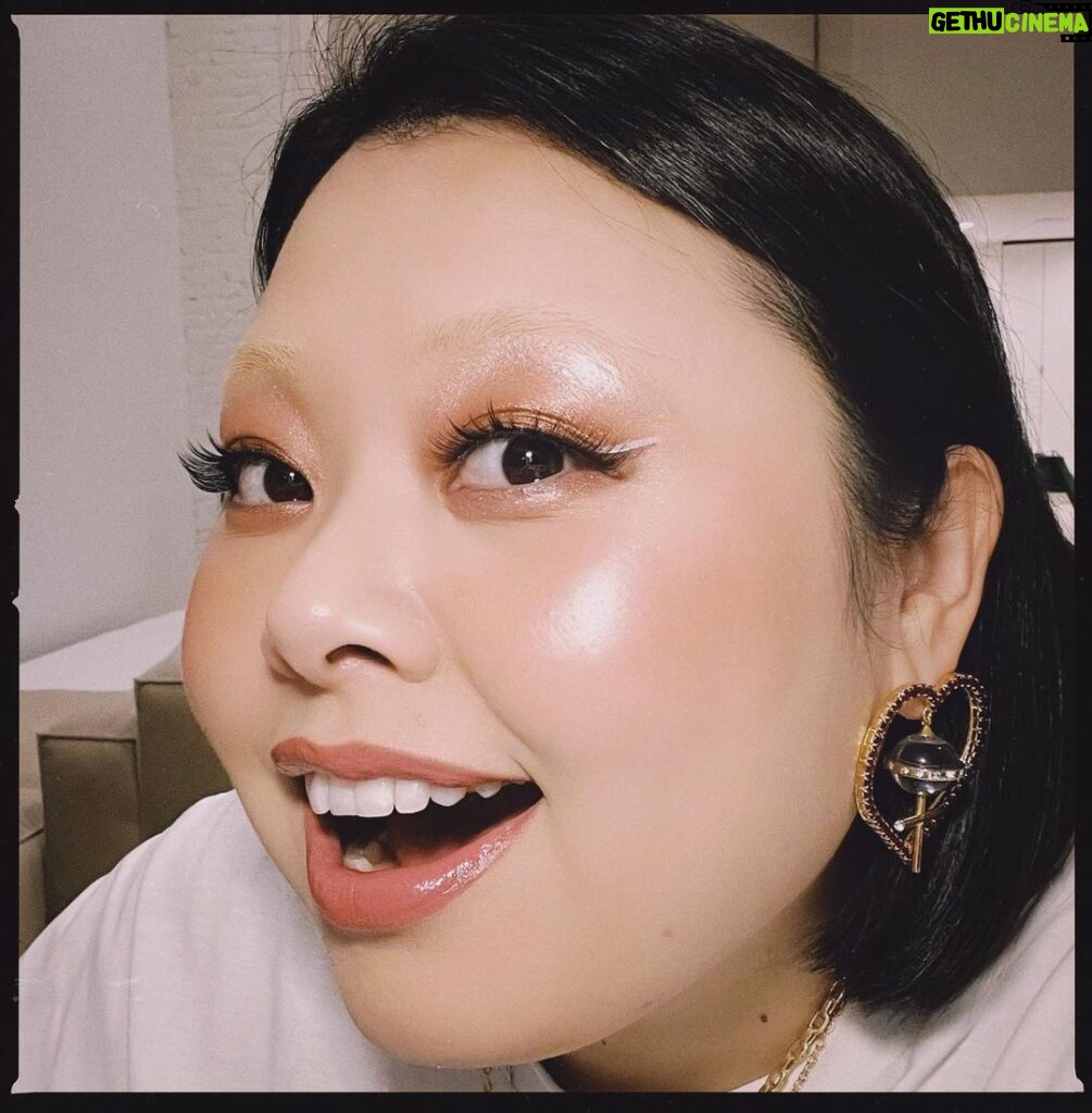 Naomi Watanabe Instagram - 人生で一度はやってみたかった眉毛の脱色してみたにょ メイクがまた楽しくなりそう ちなみに眉毛描く時間無くなったから超楽 意外と横から見たら眉毛があるのはわかるよね ちなみにフラッシュ焚いたら100%眉毛は飛ぶにょ そしてわたくしの毛は伸びるのが早いので、多分5日後には半分伸びて虎柄になってると思う それも楽しみ 感想お待ちしております ちなみに、メットガラのケンダルより1日早くやりました 正直ケンダル見て安心したにょ あ、大丈夫だなって