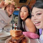 Naomi Watanabe Instagram - My first time visiting Atlanta！ nice food,good people,cool culture, everything was beautiful i'm obsessed with Atlanta. 初アトランタ！！ お友達の @maasaishihara と アトランタ在住の @chika_takai に色々連れて行ってもらったよ、ありがとう！ 食べ物美味しすぎて泣いた カルチャーもかっこいいし、人も温かくて今すぐにでもアトランタにまた行きたい‼︎ まあさちゃんがまじいかつくて 街歩いてるだけで、100人くらいにナンパされててさ、全然前進めなかった まじ激強 私はおじいちゃんおばあちゃんに 「おめぇのそのシャツかっけーな‼︎どこで買ったんや‼︎」って別の所で大人気 それぞれの需要場所でやらしてもろうてます 初アトランタまじ最高でした！ 恒例の… どの写真が好きで、どの写真が謎？ 謎が大きい場合は質問してください #atlanta Atlanta, Georgia