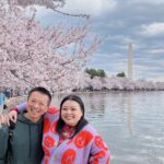 Naomi Watanabe Instagram - 初ワシントンD.C.🫶 全米桜祭りに行きました🌸 綺麗な満開大先生でした🥺🌸 友好の証に、日本からワシントンD.C.へ桜が寄贈されてから、今年で110年目らしいです🥰🌸 すっごい迫力の桜にちょっとウル🥲 でもぶっちゃけ、桜さんとの自撮りとてもむずいw どうしてもアングルが下からになるし、猫っ毛が顔にかかるから、なんか泣いたw そして1番泣いたのは、一緒に行った友達の お喋りモンスター、スーシーが ワシントンD.C.行くまでの移動時間もずっと喋ってたこと😂 私が音楽聞くね☺️ってイヤフォンしても喋ってた😂聞いてほしいわけではないのかな？wまじで意味がわからない😂 スーシーが喋るたびに、 さくらが早く散ってるような気がした😂😂 どれくらいお喋りかは、ストーリーアーカイブをご覧ください😅 私の友達は昔、マシンガントークに耐えられなくて、スーシーの口を直接手で押さえたらしいよ😂それでも喋ってたらしい😂 でも、そんなスーシーが大好きなんだ😍🌸 一緒に桜見れて嬉しいよ🥹 美味しいカニ食べてたら時間がなくなっちゃって、行きたい博物館が全部閉まっちゃった…🫠次は泊まりがけで、全ての博物館制覇します☺️ まじ、D.C.最高😍😍 もちろん、最後の写真はTinder行きだよ😊クソ盛れたからね😊一枚目にしよ😊 みんなは何枚めが好き？w (毎回聞くのなに？w) It was my first time in Washington D.C. I went to the Sakura Matsuri🌸 It was beautiful and in absolute full bloom🥺🌸 I heard that it’s been 110 years this year since Japan donated the cherry blossom trees to D.C. as a sign of friendship🥰🌸 Teared up a bit, seeing the impressive cherry blossoms🥲 It’s so hard taking selfies with them though – you have to shoot from the bottom up and because I have really soft hair, it gets in my face. It was so difficult – I think I cried a little lol And I cried the most because my friend that I went with, Sushi, is such a chatter machine and he talked his ass off the whole time while traveling to D.C.😂 I told him I was going to listen to some music and wore earphones but he still talked 😂 He doesn’t even need me to listen lol I don’t get it😂 Every time Sushi talked, it felt like the cherry blossom petals were quickly falling off 😂😂 My friend told me that she couldn’t deal with his talkativeness anymore so she just went in and put her hand over his mouth to physically shut him up😂He still continued to talk, obviously😂 I still love Sushi though😍🌸 I was still happy to be able to see the cherry blossoms together🥹 We took too long devouring the delicious crabs and we couldn’t make it to the museum we wanted to go to… I’m going to stay the night next time and go to all the museums that I wanted to go to ☺️ D.C. was amazing foreal😍😍 Of course, the last photo will be used as my Tinder profile😊I look good right😊It’s going to be my first pic on my profile😊 Which photo do y’all like the best? Lol