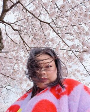 Naomi Watanabe Instagram - 初ワシントンD.C.🫶
全米桜祭りに行きました🌸
綺麗な満開大先生でした🥺🌸

友好の証に、日本からワシントンD.C.へ桜が寄贈されてから、今年で110年目らしいです🥰🌸
すっごい迫力の桜にちょっとウル🥲

でもぶっちゃけ、桜さんとの自撮りとてもむずいw どうしてもアングルが下からになるし、猫っ毛が顔にかかるから、なんか泣いたw

そして1番泣いたのは、一緒に行った友達の
お喋りモンスター、スーシーが
ワシントンD.C.行くまでの移動時間もずっと喋ってたこと😂
私が音楽聞くね☺️ってイヤフォンしても喋ってた😂聞いてほしいわけではないのかな？wまじで意味がわからない😂

スーシーが喋るたびに、
さくらが早く散ってるような気がした😂😂
どれくらいお喋りかは、ストーリーアーカイブをご覧ください😅

私の友達は昔、マシンガントークに耐えられなくて、スーシーの口を直接手で押さえたらしいよ😂それでも喋ってたらしい😂

でも、そんなスーシーが大好きなんだ😍🌸
一緒に桜見れて嬉しいよ🥹

美味しいカニ食べてたら時間がなくなっちゃって、行きたい博物館が全部閉まっちゃった…🫠次は泊まりがけで、全ての博物館制覇します☺️

まじ、D.C.最高😍😍

もちろん、最後の写真はTinder行きだよ😊クソ盛れたからね😊一枚目にしよ😊

みんなは何枚めが好き？w
(毎回聞くのなに？w)

It was my first time in Washington D.C.
I went to the Sakura Matsuri🌸
It was beautiful and in absolute full bloom🥺🌸

I heard that it’s been 110 years this year since Japan donated the cherry blossom trees to D.C. as a sign of friendship🥰🌸
Teared up a bit, seeing the impressive cherry blossoms🥲

It’s so hard taking selfies with them though – you have to shoot from the bottom up and because I have really soft hair, it gets in my face. It was so difficult – I think I cried a little lol

And I cried the most because my friend that I went with, Sushi, is such a chatter machine and he talked his ass off the whole time while traveling to D.C.😂 I told him I was going to listen to some music and wore earphones but he still talked 😂 He doesn’t even need me to listen lol I don’t get it😂

Every time Sushi talked, it felt like the cherry blossom petals were quickly falling off
😂😂 My friend told me that she couldn’t deal with his talkativeness anymore so she just went in and put her hand over his mouth to physically shut him up😂He still continued to talk, obviously😂

I still love Sushi though😍🌸
I was still happy to be able to see the cherry blossoms together🥹

We took too long devouring the delicious crabs and we couldn’t make it to the museum we wanted to go to… I’m going to stay the night next time and go to all the museums that I wanted to go to ☺️
D.C. was amazing foreal😍😍

Of course, the last photo will be used as my Tinder profile😊I look good right😊It’s going to be my first pic on my profile😊
Which photo do y’all like the best? Lol