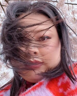 Naomi Watanabe Instagram - 初ワシントンD.C.🫶
全米桜祭りに行きました🌸
綺麗な満開大先生でした🥺🌸

友好の証に、日本からワシントンD.C.へ桜が寄贈されてから、今年で110年目らしいです🥰🌸
すっごい迫力の桜にちょっとウル🥲

でもぶっちゃけ、桜さんとの自撮りとてもむずいw どうしてもアングルが下からになるし、猫っ毛が顔にかかるから、なんか泣いたw

そして1番泣いたのは、一緒に行った友達の
お喋りモンスター、スーシーが
ワシントンD.C.行くまでの移動時間もずっと喋ってたこと😂
私が音楽聞くね☺️ってイヤフォンしても喋ってた😂聞いてほしいわけではないのかな？wまじで意味がわからない😂

スーシーが喋るたびに、
さくらが早く散ってるような気がした😂😂
どれくらいお喋りかは、ストーリーアーカイブをご覧ください😅

私の友達は昔、マシンガントークに耐えられなくて、スーシーの口を直接手で押さえたらしいよ😂それでも喋ってたらしい😂

でも、そんなスーシーが大好きなんだ😍🌸
一緒に桜見れて嬉しいよ🥹

美味しいカニ食べてたら時間がなくなっちゃって、行きたい博物館が全部閉まっちゃった…🫠次は泊まりがけで、全ての博物館制覇します☺️

まじ、D.C.最高😍😍

もちろん、最後の写真はTinder行きだよ😊クソ盛れたからね😊一枚目にしよ😊

みんなは何枚めが好き？w
(毎回聞くのなに？w)

It was my first time in Washington D.C.
I went to the Sakura Matsuri🌸
It was beautiful and in absolute full bloom🥺🌸

I heard that it’s been 110 years this year since Japan donated the cherry blossom trees to D.C. as a sign of friendship🥰🌸
Teared up a bit, seeing the impressive cherry blossoms🥲

It’s so hard taking selfies with them though – you have to shoot from the bottom up and because I have really soft hair, it gets in my face. It was so difficult – I think I cried a little lol

And I cried the most because my friend that I went with, Sushi, is such a chatter machine and he talked his ass off the whole time while traveling to D.C.😂 I told him I was going to listen to some music and wore earphones but he still talked 😂 He doesn’t even need me to listen lol I don’t get it😂

Every time Sushi talked, it felt like the cherry blossom petals were quickly falling off
😂😂 My friend told me that she couldn’t deal with his talkativeness anymore so she just went in and put her hand over his mouth to physically shut him up😂He still continued to talk, obviously😂

I still love Sushi though😍🌸
I was still happy to be able to see the cherry blossoms together🥹

We took too long devouring the delicious crabs and we couldn’t make it to the museum we wanted to go to… I’m going to stay the night next time and go to all the museums that I wanted to go to ☺️
D.C. was amazing foreal😍😍

Of course, the last photo will be used as my Tinder profile😊I look good right😊It’s going to be my first pic on my profile😊
Which photo do y’all like the best? Lol