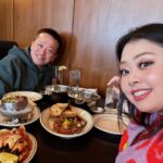 Naomi Watanabe Instagram - 初ワシントンD.C.🫶 全米桜祭りに行きました🌸 綺麗な満開大先生でした🥺🌸 友好の証に、日本からワシントンD.C.へ桜が寄贈されてから、今年で110年目らしいです🥰🌸 すっごい迫力の桜にちょっとウル🥲 でもぶっちゃけ、桜さんとの自撮りとてもむずいw どうしてもアングルが下からになるし、猫っ毛が顔にかかるから、なんか泣いたw そして1番泣いたのは、一緒に行った友達の お喋りモンスター、スーシーが ワシントンD.C.行くまでの移動時間もずっと喋ってたこと😂 私が音楽聞くね☺️ってイヤフォンしても喋ってた😂聞いてほしいわけではないのかな？wまじで意味がわからない😂 スーシーが喋るたびに、 さくらが早く散ってるような気がした😂😂 どれくらいお喋りかは、ストーリーアーカイブをご覧ください😅 私の友達は昔、マシンガントークに耐えられなくて、スーシーの口を直接手で押さえたらしいよ😂それでも喋ってたらしい😂 でも、そんなスーシーが大好きなんだ😍🌸 一緒に桜見れて嬉しいよ🥹 美味しいカニ食べてたら時間がなくなっちゃって、行きたい博物館が全部閉まっちゃった…🫠次は泊まりがけで、全ての博物館制覇します☺️ まじ、D.C.最高😍😍 もちろん、最後の写真はTinder行きだよ😊クソ盛れたからね😊一枚目にしよ😊 みんなは何枚めが好き？w (毎回聞くのなに？w) It was my first time in Washington D.C. I went to the Sakura Matsuri🌸 It was beautiful and in absolute full bloom🥺🌸 I heard that it’s been 110 years this year since Japan donated the cherry blossom trees to D.C. as a sign of friendship🥰🌸 Teared up a bit, seeing the impressive cherry blossoms🥲 It’s so hard taking selfies with them though – you have to shoot from the bottom up and because I have really soft hair, it gets in my face. It was so difficult – I think I cried a little lol And I cried the most because my friend that I went with, Sushi, is such a chatter machine and he talked his ass off the whole time while traveling to D.C.😂 I told him I was going to listen to some music and wore earphones but he still talked 😂 He doesn’t even need me to listen lol I don’t get it😂 Every time Sushi talked, it felt like the cherry blossom petals were quickly falling off 😂😂 My friend told me that she couldn’t deal with his talkativeness anymore so she just went in and put her hand over his mouth to physically shut him up😂He still continued to talk, obviously😂 I still love Sushi though😍🌸 I was still happy to be able to see the cherry blossoms together🥹 We took too long devouring the delicious crabs and we couldn’t make it to the museum we wanted to go to… I’m going to stay the night next time and go to all the museums that I wanted to go to ☺️ D.C. was amazing foreal😍😍 Of course, the last photo will be used as my Tinder profile😊I look good right😊It’s going to be my first pic on my profile😊 Which photo do y’all like the best? Lol