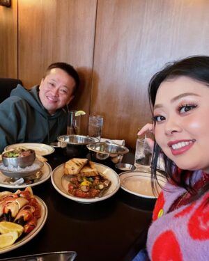 Naomi Watanabe Instagram - 初ワシントンD.C.🫶
全米桜祭りに行きました🌸
綺麗な満開大先生でした🥺🌸

友好の証に、日本からワシントンD.C.へ桜が寄贈されてから、今年で110年目らしいです🥰🌸
すっごい迫力の桜にちょっとウル🥲

でもぶっちゃけ、桜さんとの自撮りとてもむずいw どうしてもアングルが下からになるし、猫っ毛が顔にかかるから、なんか泣いたw

そして1番泣いたのは、一緒に行った友達の
お喋りモンスター、スーシーが
ワシントンD.C.行くまでの移動時間もずっと喋ってたこと😂
私が音楽聞くね☺️ってイヤフォンしても喋ってた😂聞いてほしいわけではないのかな？wまじで意味がわからない😂

スーシーが喋るたびに、
さくらが早く散ってるような気がした😂😂
どれくらいお喋りかは、ストーリーアーカイブをご覧ください😅

私の友達は昔、マシンガントークに耐えられなくて、スーシーの口を直接手で押さえたらしいよ😂それでも喋ってたらしい😂

でも、そんなスーシーが大好きなんだ😍🌸
一緒に桜見れて嬉しいよ🥹

美味しいカニ食べてたら時間がなくなっちゃって、行きたい博物館が全部閉まっちゃった…🫠次は泊まりがけで、全ての博物館制覇します☺️

まじ、D.C.最高😍😍

もちろん、最後の写真はTinder行きだよ😊クソ盛れたからね😊一枚目にしよ😊

みんなは何枚めが好き？w
(毎回聞くのなに？w)

It was my first time in Washington D.C.
I went to the Sakura Matsuri🌸
It was beautiful and in absolute full bloom🥺🌸

I heard that it’s been 110 years this year since Japan donated the cherry blossom trees to D.C. as a sign of friendship🥰🌸
Teared up a bit, seeing the impressive cherry blossoms🥲

It’s so hard taking selfies with them though – you have to shoot from the bottom up and because I have really soft hair, it gets in my face. It was so difficult – I think I cried a little lol

And I cried the most because my friend that I went with, Sushi, is such a chatter machine and he talked his ass off the whole time while traveling to D.C.😂 I told him I was going to listen to some music and wore earphones but he still talked 😂 He doesn’t even need me to listen lol I don’t get it😂

Every time Sushi talked, it felt like the cherry blossom petals were quickly falling off
😂😂 My friend told me that she couldn’t deal with his talkativeness anymore so she just went in and put her hand over his mouth to physically shut him up😂He still continued to talk, obviously😂

I still love Sushi though😍🌸
I was still happy to be able to see the cherry blossoms together🥹

We took too long devouring the delicious crabs and we couldn’t make it to the museum we wanted to go to… I’m going to stay the night next time and go to all the museums that I wanted to go to ☺️
D.C. was amazing foreal😍😍

Of course, the last photo will be used as my Tinder profile😊I look good right😊It’s going to be my first pic on my profile😊
Which photo do y’all like the best? Lol