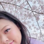 Naomi Watanabe Instagram - 初ワシントンD.C.🫶 全米桜祭りに行きました🌸 綺麗な満開大先生でした🥺🌸 友好の証に、日本からワシントンD.C.へ桜が寄贈されてから、今年で110年目らしいです🥰🌸 すっごい迫力の桜にちょっとウル🥲 でもぶっちゃけ、桜さんとの自撮りとてもむずいw どうしてもアングルが下からになるし、猫っ毛が顔にかかるから、なんか泣いたw そして1番泣いたのは、一緒に行った友達の お喋りモンスター、スーシーが ワシントンD.C.行くまでの移動時間もずっと喋ってたこと😂 私が音楽聞くね☺️ってイヤフォンしても喋ってた😂聞いてほしいわけではないのかな？wまじで意味がわからない😂 スーシーが喋るたびに、 さくらが早く散ってるような気がした😂😂 どれくらいお喋りかは、ストーリーアーカイブをご覧ください😅 私の友達は昔、マシンガントークに耐えられなくて、スーシーの口を直接手で押さえたらしいよ😂それでも喋ってたらしい😂 でも、そんなスーシーが大好きなんだ😍🌸 一緒に桜見れて嬉しいよ🥹 美味しいカニ食べてたら時間がなくなっちゃって、行きたい博物館が全部閉まっちゃった…🫠次は泊まりがけで、全ての博物館制覇します☺️ まじ、D.C.最高😍😍 もちろん、最後の写真はTinder行きだよ😊クソ盛れたからね😊一枚目にしよ😊 みんなは何枚めが好き？w (毎回聞くのなに？w) It was my first time in Washington D.C. I went to the Sakura Matsuri🌸 It was beautiful and in absolute full bloom🥺🌸 I heard that it’s been 110 years this year since Japan donated the cherry blossom trees to D.C. as a sign of friendship🥰🌸 Teared up a bit, seeing the impressive cherry blossoms🥲 It’s so hard taking selfies with them though – you have to shoot from the bottom up and because I have really soft hair, it gets in my face. It was so difficult – I think I cried a little lol And I cried the most because my friend that I went with, Sushi, is such a chatter machine and he talked his ass off the whole time while traveling to D.C.😂 I told him I was going to listen to some music and wore earphones but he still talked 😂 He doesn’t even need me to listen lol I don’t get it😂 Every time Sushi talked, it felt like the cherry blossom petals were quickly falling off 😂😂 My friend told me that she couldn’t deal with his talkativeness anymore so she just went in and put her hand over his mouth to physically shut him up😂He still continued to talk, obviously😂 I still love Sushi though😍🌸 I was still happy to be able to see the cherry blossoms together🥹 We took too long devouring the delicious crabs and we couldn’t make it to the museum we wanted to go to… I’m going to stay the night next time and go to all the museums that I wanted to go to ☺️ D.C. was amazing foreal😍😍 Of course, the last photo will be used as my Tinder profile😊I look good right😊It’s going to be my first pic on my profile😊 Which photo do y’all like the best? Lol