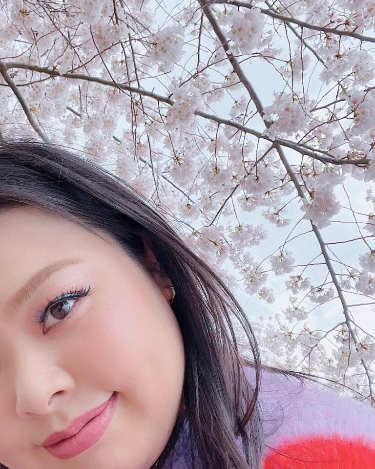 Naomi Watanabe Instagram - 初ワシントンD.C.🫶 全米桜祭りに行きました🌸 綺麗な満開大先生でした🥺🌸 友好の証に、日本からワシントンD.C.へ桜が寄贈されてから、今年で110年目らしいです🥰🌸 すっごい迫力の桜にちょっとウル🥲 でもぶっちゃけ、桜さんとの自撮りとてもむずいw どうしてもアングルが下からになるし、猫っ毛が顔にかかるから、なんか泣いたw そして1番泣いたのは、一緒に行った友達の お喋りモンスター、スーシーが ワシントンD.C.行くまでの移動時間もずっと喋ってたこと😂 私が音楽聞くね☺️ってイヤフォンしても喋ってた😂聞いてほしいわけではないのかな？wまじで意味がわからない😂 スーシーが喋るたびに、 さくらが早く散ってるような気がした😂😂 どれくらいお喋りかは、ストーリーアーカイブをご覧ください😅 私の友達は昔、マシンガントークに耐えられなくて、スーシーの口を直接手で押さえたらしいよ😂それでも喋ってたらしい😂 でも、そんなスーシーが大好きなんだ😍🌸 一緒に桜見れて嬉しいよ🥹 美味しいカニ食べてたら時間がなくなっちゃって、行きたい博物館が全部閉まっちゃった…🫠次は泊まりがけで、全ての博物館制覇します☺️ まじ、D.C.最高😍😍 もちろん、最後の写真はTinder行きだよ😊クソ盛れたからね😊一枚目にしよ😊 みんなは何枚めが好き？w (毎回聞くのなに？w) It was my first time in Washington D.C. I went to the Sakura Matsuri🌸 It was beautiful and in absolute full bloom🥺🌸 I heard that it’s been 110 years this year since Japan donated the cherry blossom trees to D.C. as a sign of friendship🥰🌸 Teared up a bit, seeing the impressive cherry blossoms🥲 It’s so hard taking selfies with them though – you have to shoot from the bottom up and because I have really soft hair, it gets in my face. It was so difficult – I think I cried a little lol And I cried the most because my friend that I went with, Sushi, is such a chatter machine and he talked his ass off the whole time while traveling to D.C.😂 I told him I was going to listen to some music and wore earphones but he still talked 😂 He doesn’t even need me to listen lol I don’t get it😂 Every time Sushi talked, it felt like the cherry blossom petals were quickly falling off 😂😂 My friend told me that she couldn’t deal with his talkativeness anymore so she just went in and put her hand over his mouth to physically shut him up😂He still continued to talk, obviously😂 I still love Sushi though😍🌸 I was still happy to be able to see the cherry blossoms together🥹 We took too long devouring the delicious crabs and we couldn’t make it to the museum we wanted to go to… I’m going to stay the night next time and go to all the museums that I wanted to go to ☺️ D.C. was amazing foreal😍😍 Of course, the last photo will be used as my Tinder profile😊I look good right😊It’s going to be my first pic on my profile😊 Which photo do y’all like the best? Lol