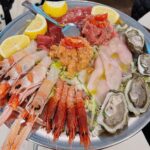 Naomi Watanabe Instagram - 数年ぶりのミラノ🤩 また行きたいと思ってた レストラン、小物屋さん、セレクトショップに仕事の合間に行けたにょ😭✨ 全員 「おめぇ、数年前も来たよな？元気だったか？」って覚えてくれてた😂 派手だから忘れたくても忘れられないか😂 海外でも日本でも、地元の人が行くようなお店に行くのが好きなんだ🥺 こんな派手な人がレストランに入ったら、店内にいる地元のお客さん全員の会話が止まり私たちを見てアタフタするんだけどw 食事を終えたお客さんたちが順番に 私達の席に来て、 「あんたまじ太陽、くそオリジナルで草なんだけど、どこ出身？」 「日本だよ！」 「に、に、日本人なの？」 って動揺しながらも、 「ミラノ楽しんでね！ここのレストラン最高だから😉グッドチョイス✨」 って笑顔で帰っていくにょ😂😂 可愛い🥰 なんか日本人のイメージと違ったみたいにょ😂日本でも浮いてるから仕方ない😂 最初はびっくりしてるけど、いっぱい話しかけてくれて、おすすめメニュー教えてくれたりして🥺みんな優しくてまじ愛に溢れたミラノ旅でした🥰💓 食に言語は関係ないにゃ🥰 ちなみに何枚目の写真が謎で、何枚目の写真が好き？w わからない写真は質問してください！ お返事で説明しますw (聞かれないと答えないシステムw) Milan, Italy