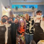 Naomi Watanabe Instagram - 数年ぶりのミラノ🤩 また行きたいと思ってた レストラン、小物屋さん、セレクトショップに仕事の合間に行けたにょ😭✨ 全員 「おめぇ、数年前も来たよな？元気だったか？」って覚えてくれてた😂 派手だから忘れたくても忘れられないか😂 海外でも日本でも、地元の人が行くようなお店に行くのが好きなんだ🥺 こんな派手な人がレストランに入ったら、店内にいる地元のお客さん全員の会話が止まり私たちを見てアタフタするんだけどw 食事を終えたお客さんたちが順番に 私達の席に来て、 「あんたまじ太陽、くそオリジナルで草なんだけど、どこ出身？」 「日本だよ！」 「に、に、日本人なの？」 って動揺しながらも、 「ミラノ楽しんでね！ここのレストラン最高だから😉グッドチョイス✨」 って笑顔で帰っていくにょ😂😂 可愛い🥰 なんか日本人のイメージと違ったみたいにょ😂日本でも浮いてるから仕方ない😂 最初はびっくりしてるけど、いっぱい話しかけてくれて、おすすめメニュー教えてくれたりして🥺みんな優しくてまじ愛に溢れたミラノ旅でした🥰💓 食に言語は関係ないにゃ🥰 ちなみに何枚目の写真が謎で、何枚目の写真が好き？w わからない写真は質問してください！ お返事で説明しますw (聞かれないと答えないシステムw) Milan, Italy