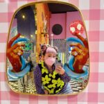 Naomi Watanabe Instagram - 数年ぶりのミラノ🤩 また行きたいと思ってた レストラン、小物屋さん、セレクトショップに仕事の合間に行けたにょ😭✨ 全員 「おめぇ、数年前も来たよな？元気だったか？」って覚えてくれてた😂 派手だから忘れたくても忘れられないか😂 海外でも日本でも、地元の人が行くようなお店に行くのが好きなんだ🥺 こんな派手な人がレストランに入ったら、店内にいる地元のお客さん全員の会話が止まり私たちを見てアタフタするんだけどw 食事を終えたお客さんたちが順番に 私達の席に来て、 「あんたまじ太陽、くそオリジナルで草なんだけど、どこ出身？」 「日本だよ！」 「に、に、日本人なの？」 って動揺しながらも、 「ミラノ楽しんでね！ここのレストラン最高だから😉グッドチョイス✨」 って笑顔で帰っていくにょ😂😂 可愛い🥰 なんか日本人のイメージと違ったみたいにょ😂日本でも浮いてるから仕方ない😂 最初はびっくりしてるけど、いっぱい話しかけてくれて、おすすめメニュー教えてくれたりして🥺みんな優しくてまじ愛に溢れたミラノ旅でした🥰💓 食に言語は関係ないにゃ🥰 ちなみに何枚目の写真が謎で、何枚目の写真が好き？w わからない写真は質問してください！ お返事で説明しますw (聞かれないと答えないシステムw) Milan, Italy