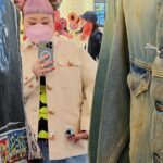 Naomi Watanabe Instagram - 数年ぶりのミラノ🤩 また行きたいと思ってた レストラン、小物屋さん、セレクトショップに仕事の合間に行けたにょ😭✨ 全員 「おめぇ、数年前も来たよな？元気だったか？」って覚えてくれてた😂 派手だから忘れたくても忘れられないか😂 海外でも日本でも、地元の人が行くようなお店に行くのが好きなんだ🥺 こんな派手な人がレストランに入ったら、店内にいる地元のお客さん全員の会話が止まり私たちを見てアタフタするんだけどw 食事を終えたお客さんたちが順番に 私達の席に来て、 「あんたまじ太陽、くそオリジナルで草なんだけど、どこ出身？」 「日本だよ！」 「に、に、日本人なの？」 って動揺しながらも、 「ミラノ楽しんでね！ここのレストラン最高だから😉グッドチョイス✨」 って笑顔で帰っていくにょ😂😂 可愛い🥰 なんか日本人のイメージと違ったみたいにょ😂日本でも浮いてるから仕方ない😂 最初はびっくりしてるけど、いっぱい話しかけてくれて、おすすめメニュー教えてくれたりして🥺みんな優しくてまじ愛に溢れたミラノ旅でした🥰💓 食に言語は関係ないにゃ🥰 ちなみに何枚目の写真が謎で、何枚目の写真が好き？w わからない写真は質問してください！ お返事で説明しますw (聞かれないと答えないシステムw) Milan, Italy