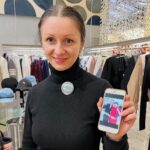 Naomi Watanabe Instagram - 数年ぶりのミラノ🤩 また行きたいと思ってた レストラン、小物屋さん、セレクトショップに仕事の合間に行けたにょ😭✨ 全員 「おめぇ、数年前も来たよな？元気だったか？」って覚えてくれてた😂 派手だから忘れたくても忘れられないか😂 海外でも日本でも、地元の人が行くようなお店に行くのが好きなんだ🥺 こんな派手な人がレストランに入ったら、店内にいる地元のお客さん全員の会話が止まり私たちを見てアタフタするんだけどw 食事を終えたお客さんたちが順番に 私達の席に来て、 「あんたまじ太陽、くそオリジナルで草なんだけど、どこ出身？」 「日本だよ！」 「に、に、日本人なの？」 って動揺しながらも、 「ミラノ楽しんでね！ここのレストラン最高だから😉グッドチョイス✨」 って笑顔で帰っていくにょ😂😂 可愛い🥰 なんか日本人のイメージと違ったみたいにょ😂日本でも浮いてるから仕方ない😂 最初はびっくりしてるけど、いっぱい話しかけてくれて、おすすめメニュー教えてくれたりして🥺みんな優しくてまじ愛に溢れたミラノ旅でした🥰💓 食に言語は関係ないにゃ🥰 ちなみに何枚目の写真が謎で、何枚目の写真が好き？w わからない写真は質問してください！ お返事で説明しますw (聞かれないと答えないシステムw) Milan, Italy