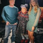 Naomi Watanabe Instagram - Finally... met the living legends... Brad Pitt and Margot Robbie!! They're both so shiny and look like wax figures but I swear they're real😂 I interviewed the two but they were both so kind and friendly! I was so nervous - my mouth dried out and my front teeth kept sticking to my upper lip😂 It was an amazing time! Walked the red carpet for the film Babylon as well! Look at my nervous expression 😂 先月LAで…ついに…生きる伝説… ブラッドピットとマーゴットロビーにお会いました！お二人に、出演されてる映画バビロンのインタビューしたんだけど、緊張で口内砂漠。 上唇が何回も前歯に引っ付いちゃった 終始ぐにょぐにょだったけど、 お二人とも優しくて助かりました！ 時間なかったから私のカタコト赤ちゃん英語じゃなくて 秒で日本語でインタビューしたんだけど、 ブラピが急に、「君は確立した個性がすごいから大丈夫！」的なことを何も相談してないのに言われて笑ったにょ おめかしして、 映画バビロンのレッドカーペットも歩いたんだけど、ど緊張丸出しの顔で草 そして最後ネロさんなんか受賞してんのも草 夢のような時間でしたー！！！ またお二人に会えるように なおちゃんこ鍋頑張る！ hair @nerohair stylist @mikitiaizawa #蝋人形じゃないよ #バビロン Hollywood