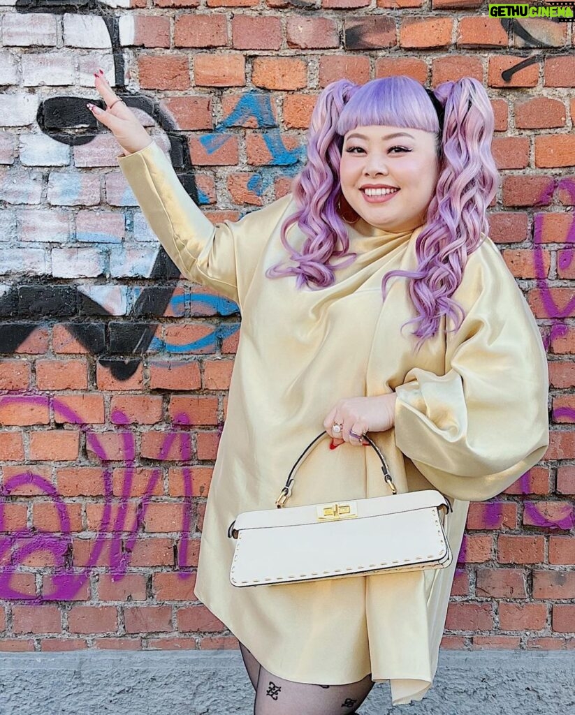 Naomi Watanabe Instagram - @fendi ファッションショーにお邪魔しました💛素敵なお洋服達をまた生で拝見できて興奮🥺 私のお洋服も全身FENDIです💘 こんな素敵なドレス着れて嬉しい😭 今年は…色んなドレスに挑戦したい💪💚 終始、ツンツンタイムが来そうでしたが持ち堪えました😎うにょ ヘアは @nerohair Milan, Italy