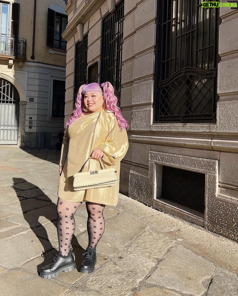 Naomi Watanabe Instagram - @fendi ファッションショーにお邪魔しました💛素敵なお洋服達をまた生で拝見できて興奮🥺 私のお洋服も全身FENDIです💘 こんな素敵なドレス着れて嬉しい😭 今年は…色んなドレスに挑戦したい💪💚 終始、ツンツンタイムが来そうでしたが持ち堪えました😎うにょ ヘアは @nerohair Milan, Italy