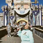 Naomi Watanabe Instagram - うにょ！ ディズニー100周年記念イベントに参加するために、カリフォルニアのディズニーランドにきたにょ！！！ プルート可愛すぎて最高🤍 そして私は全身ぶちあげLOVEディズニー お洋服は全て現地で調達するタイプ。、 このレトロなセットアップ可愛いくない？ 秒で決めて買った！ そしておめかしして、 100周年お祝いディナーに参加にょ！ ミッキーに会えてマジ緊張しちゃった 手の甲にキスされて動揺して走って逃げてもた 限界オタ この様子は「世界くらべてみたら」で放送されるにょ 久々にやばいテンションのロケだしせかくらうにょ みんな元気かな？ お楽しみに！ 明日もロケだからめちゃ写真撮るね To commemorate the 100th anniversary of The Walt Disney Company, I went to Disneyland in California Here's a shot of me running off from shyness when I met Mickey Mouse at dinner and he kissed my hand Congratulations - happy 100th! #最後は茨城のヤンキー Disneyland/Califonia Adventure