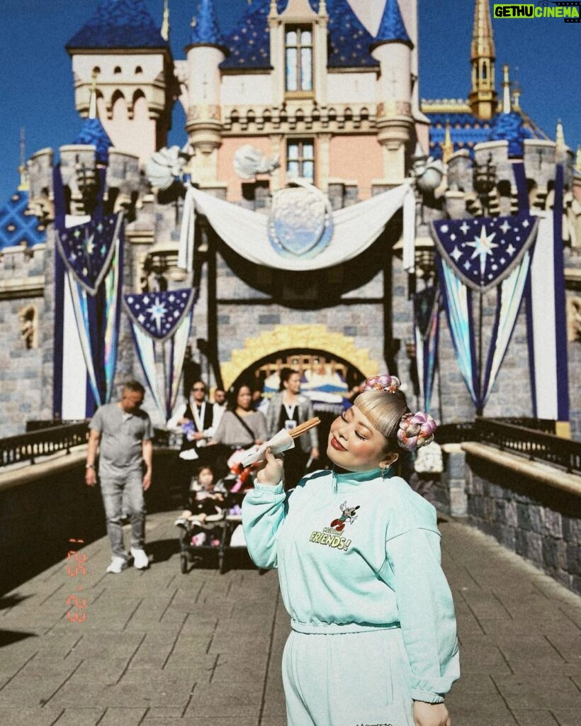 Naomi Watanabe Instagram - うにょ！ ディズニー100周年記念イベントに参加するために、カリフォルニアのディズニーランドにきたにょ！！！ プルート可愛すぎて最高🤍 そして私は全身ぶちあげLOVEディズニー お洋服は全て現地で調達するタイプ。、 このレトロなセットアップ可愛いくない？ 秒で決めて買った！ そしておめかしして、 100周年お祝いディナーに参加にょ！ ミッキーに会えてマジ緊張しちゃった 手の甲にキスされて動揺して走って逃げてもた 限界オタ この様子は「世界くらべてみたら」で放送されるにょ 久々にやばいテンションのロケだしせかくらうにょ みんな元気かな？ お楽しみに！ 明日もロケだからめちゃ写真撮るね To commemorate the 100th anniversary of The Walt Disney Company, I went to Disneyland in California Here's a shot of me running off from shyness when I met Mickey Mouse at dinner and he kissed my hand Congratulations - happy 100th! #最後は茨城のヤンキー Disneyland/Califonia Adventure