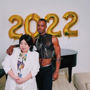 Naomi Watanabe Instagram - あけましておめでとうございます！
生中継ありがとうございました🥺🙏
自宅での手作りステージ😇

ニューヨークの友達ダンサー
@xo.bones 
@jaygotthemoves 
お二人にも大きな拍手を👏👏
朝から力持ち☺️👏

レディーガガさんとyoasobiさんを
やらせていただきました！
どうしても私がAyaseさんがやりたくて、
ボーンズくんにボーカルをお願いしたら快く引き受けてくれました😭🙏ありがとう！

出演者の皆様、スタッフの皆様、
そして、代打MCをしていただきました山内さんありがとうございました😭🙏

今年もよろしくお願いします！
みんなにとって素敵な2022年になりますように😍✨
健康第一🥺
#笑う大晦日
