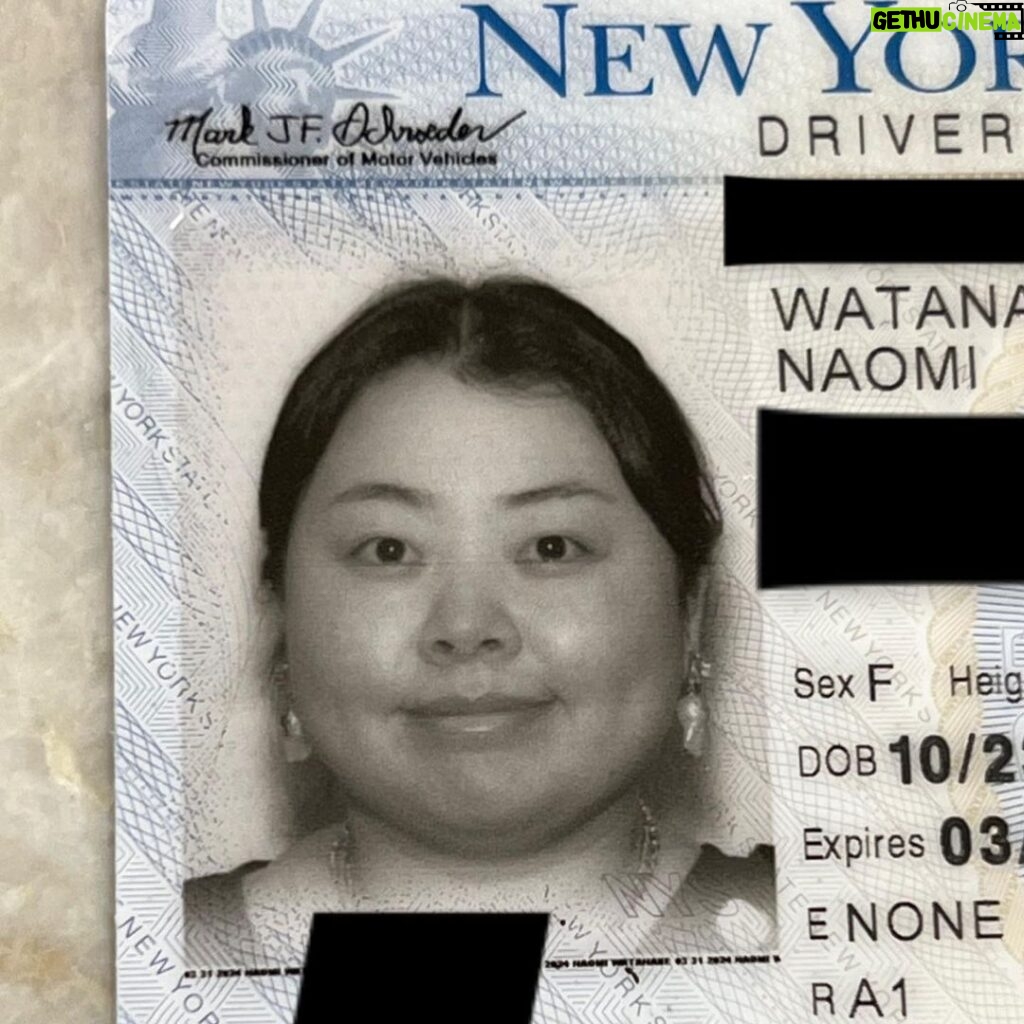 Naomi Watanabe Instagram - 皆さまお元気？😎 私はめっちゃ元気にやってます🤩 ちょっとこの数週間バタバタで あまり更新出来なくてすみません💦 実はこの度わたくしついに、 アメリカの運転免許をGETしました🤩 テストめっちゃ緊張したけど、無事一発で合格しました😂👍 ただ、届いた免許写真がなんとも言えない感じで絶望😂😂😂 初日はペーパーテスト受けるだけだと思ってたらさ、なんか入ってすぐみんな写真撮ってて😂 まあ、受付資料用の写真で本番用はまた後日撮るんだよね？と思って何も考えずに撮ったらしっかり使われてたw どんな表情でどんな髪型なの？w 感情無い眼差しで草 全ての質感が令和とは思えない😶‍🌫️ もっとキメキメな表情をやりたかったのにw これからニューヨークで免許取る方 受かってからじゃなくて、応募する日に写真撮られますので、素敵な表情を😂👍 ちなみに、超笑顔でもいいらしいし 今はわからないけど、後日写真も撮り直し可能なんだって😂でも私はこのまま2024まで行きたいと思います😂❤️ ＊ちなみに最後の写真は借りた車で、練習する前の駐車場でエンジンもかかってない時に撮った写真だよ😎(当たり前w) ずっと更新待っててくれたみんなありがとう🤩🙇‍♀️DMでも沢山心配の声いただいですみません😅 私は元気にバタバタ動いてます👍 ストーリーズも更新していきますね🐟 残りの2021年をぶちかましましょう😎