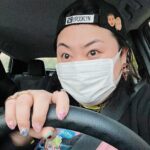 Naomi Watanabe Instagram - 皆さまお元気？😎 私はめっちゃ元気にやってます🤩 ちょっとこの数週間バタバタで あまり更新出来なくてすみません💦 実はこの度わたくしついに、 アメリカの運転免許をGETしました🤩 テストめっちゃ緊張したけど、無事一発で合格しました😂👍 ただ、届いた免許写真がなんとも言えない感じで絶望😂😂😂 初日はペーパーテスト受けるだけだと思ってたらさ、なんか入ってすぐみんな写真撮ってて😂 まあ、受付資料用の写真で本番用はまた後日撮るんだよね？と思って何も考えずに撮ったらしっかり使われてたw どんな表情でどんな髪型なの？w 感情無い眼差しで草 全ての質感が令和とは思えない😶‍🌫️ もっとキメキメな表情をやりたかったのにw これからニューヨークで免許取る方 受かってからじゃなくて、応募する日に写真撮られますので、素敵な表情を😂👍 ちなみに、超笑顔でもいいらしいし 今はわからないけど、後日写真も撮り直し可能なんだって😂でも私はこのまま2024まで行きたいと思います😂❤️ ＊ちなみに最後の写真は借りた車で、練習する前の駐車場でエンジンもかかってない時に撮った写真だよ😎(当たり前w) ずっと更新待っててくれたみんなありがとう🤩🙇‍♀️DMでも沢山心配の声いただいですみません😅 私は元気にバタバタ動いてます👍 ストーリーズも更新していきますね🐟 残りの2021年をぶちかましましょう😎