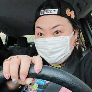 Naomi Watanabe Instagram - 皆さまお元気？😎
私はめっちゃ元気にやってます🤩

ちょっとこの数週間バタバタで
あまり更新出来なくてすみません💦

実はこの度わたくしついに、
アメリカの運転免許をGETしました🤩
テストめっちゃ緊張したけど、無事一発で合格しました😂👍

ただ、届いた免許写真がなんとも言えない感じで絶望😂😂😂

初日はペーパーテスト受けるだけだと思ってたらさ、なんか入ってすぐみんな写真撮ってて😂
まあ、受付資料用の写真で本番用はまた後日撮るんだよね？と思って何も考えずに撮ったらしっかり使われてたw

どんな表情でどんな髪型なの？w
感情無い眼差しで草

全ての質感が令和とは思えない😶‍🌫️
もっとキメキメな表情をやりたかったのにw

これからニューヨークで免許取る方
受かってからじゃなくて、応募する日に写真撮られますので、素敵な表情を😂👍
ちなみに、超笑顔でもいいらしいし
今はわからないけど、後日写真も撮り直し可能なんだって😂でも私はこのまま2024まで行きたいと思います😂❤️

＊ちなみに最後の写真は借りた車で、練習する前の駐車場でエンジンもかかってない時に撮った写真だよ😎(当たり前w)

ずっと更新待っててくれたみんなありがとう🤩🙇‍♀️DMでも沢山心配の声いただいですみません😅
私は元気にバタバタ動いてます👍
ストーリーズも更新していきますね🐟

残りの2021年をぶちかましましょう😎