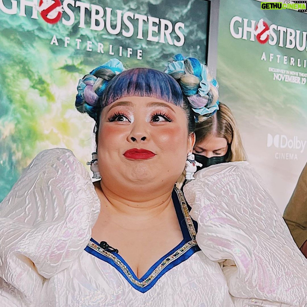Naomi Watanabe Instagram - 映画ゴーストバスターズ アフターライフのNYプレミアでレッドカーペットを歩かせていただきました👻 この度、日本語吹き替え版でミニマシュマロマンとラスボスの声を演じました! 大好きなマシュマロマンをイメージしたドレスとヘアでレッドカーペットへぶちかましに行ったけど、ハイパワーなアメリカエンタメに打ちのめされまくり、ひよりにひよってしまった顔も載せておくね😂 至る所にレジェンドが現れてくるから、ビビりまくっちゃったにょ😂😂 インタビュー中も信じられないくらい遠い目で草 緊張で唇カッサカサだしw レッドカーペットでの写真たちは後日改めてしっかり載せるね🥰❤️🔥 お楽しみに🌸 日本の公開は、2022年2月4日です㊙️ I walked on the red carpet at the NY premiere of the movie Ghostbusters Afterlife ❤️🔥 Please see my nervous faces 😂