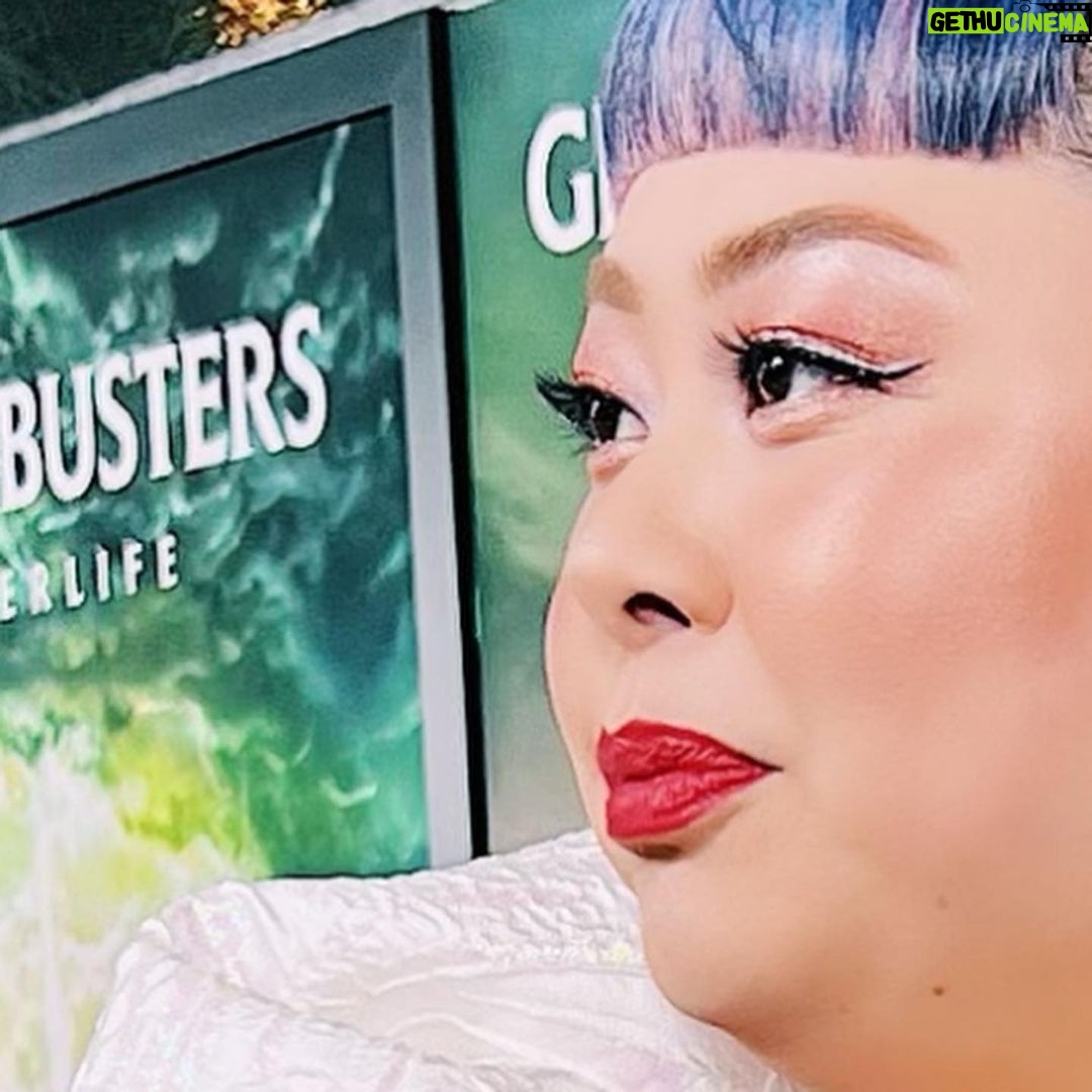 Naomi Watanabe Instagram - 映画ゴーストバスターズ アフターライフのNYプレミアでレッドカーペットを歩かせていただきました👻 この度、日本語吹き替え版でミニマシュマロマンとラスボスの声を演じました! 大好きなマシュマロマンをイメージしたドレスとヘアでレッドカーペットへぶちかましに行ったけど、ハイパワーなアメリカエンタメに打ちのめされまくり、ひよりにひよってしまった顔も載せておくね😂 至る所にレジェンドが現れてくるから、ビビりまくっちゃったにょ😂😂 インタビュー中も信じられないくらい遠い目で草 緊張で唇カッサカサだしw レッドカーペットでの写真たちは後日改めてしっかり載せるね🥰❤️🔥 お楽しみに🌸 日本の公開は、2022年2月4日です㊙️ I walked on the red carpet at the NY premiere of the movie Ghostbusters Afterlife ❤️🔥 Please see my nervous faces 😂