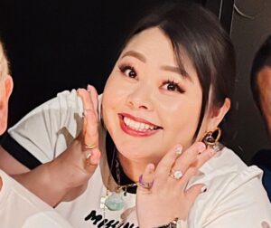 Naomi Watanabe Instagram - ニューヨーク出発前夜に
素敵な先輩方とのお食事会に行きました🤗✨

息できないくらいワロタのですが、最後に松本さんから素敵なお言葉をいただきまして、それを胸に改めてニューヨークで頑張ろうと思いました😭💪

見て、緊張で顔引き攣ってるよ😂
ポーズも意味わかんないし😂
何度かお食事に行かせていただいておりますが、いっつも緊張で目がバキバキなのである😂ダウンタウンさんを前にするといつも思考が止まるよ😂にょんにょん🤗とか絶対言えないよ😂

フジモンさんはずっとお一人で喋ってる😂そして濱家さんは特技のマジックをやり始めて、とってもエンターテイメントが強めなお食事会でした😂✨💕
坂本さんはとにかく声が大きかったです😂😂😂

ちなみに、手フェチの私からしたら、濱家さんの手が理想の大きい手で、それに気づいてから正直マジックどころじゃなかったです😂😂え、、デカい🥺しか見てなかったですすみません🙇‍♀️

ありがとうございます🥺❤️
10月ラスト、最高な夜でした😭🙏

私も先輩方のようなカッコいい人間になりたい😤
頑張るにょ💪