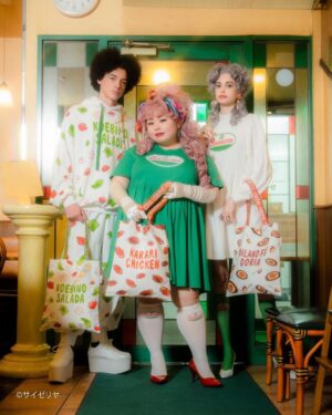 Naomi Watanabe Instagram - サイゼリヤ好きの皆様お待たせいたしました🥰この度、 @punyus がコラボしました😂
11/5発売です💗

もう大好きすぎて、お洋服コラボさせてください！と一年前にお電話させてもらったんですが、コラボとはどういうことですか？と困惑されてました😂😂😂😂

今までサイゼリヤさんはあまりコラボした事なかったみたいで、さらにお洋服作りたいとか私たちが意味わかんない事言い出したので、説明と説得に2週間かかりました😂失礼いたしました😂

そこから念願のコラボが実現しました😭
ありがとうございます😭
寛大なサイゼリヤ様に感謝いたします😭🙏

と言う事でここぞとばかりに、
サイゼリヤ人気メニュー全面押しでブチかましました🤗❤️😂
背中にも値段ぶち込んだよ😂❤️
ちなみに、シンプルなTシャツとロンTもあります😂

ぜひ、サイゼリヤ推しのお仲間とお好きなメニューを着てお食事して下さい🤗💕

みんなは何が好き？😂

PUNYUS 2021
PUNYUS×Saizeriya COLLECTION 
.
PRODUCER：NAOMI WATANABE @watanabenaomi703 
ART DIRECTION：CONCENT LAN @concentlan 
PHOTOGRAPHY：AKIHISA OKUMOTO @okumotoakihisa 
STYLIST：MIKI AIZAWA @mikitiaizawa 
HAIR&MAKE UP：ASAMI NEMOTO @asami_nemoto 
PROP：MAYUMI OKAMOTO @mayumi_oo