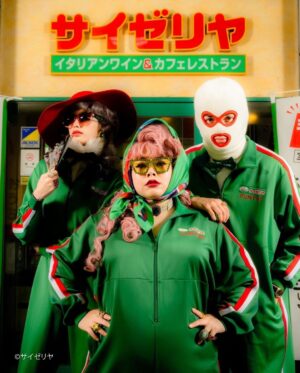 Naomi Watanabe Instagram - サイゼリヤ好きの皆様お待たせいたしました🥰この度、 @punyus がコラボしました😂
11/5発売です💗

もう大好きすぎて、お洋服コラボさせてください！と一年前にお電話させてもらったんですが、コラボとはどういうことですか？と困惑されてました😂😂😂😂

今までサイゼリヤさんはあまりコラボした事なかったみたいで、さらにお洋服作りたいとか私たちが意味わかんない事言い出したので、説明と説得に2週間かかりました😂失礼いたしました😂

そこから念願のコラボが実現しました😭
ありがとうございます😭
寛大なサイゼリヤ様に感謝いたします😭🙏

と言う事でここぞとばかりに、
サイゼリヤ人気メニュー全面押しでブチかましました🤗❤️😂
背中にも値段ぶち込んだよ😂❤️
ちなみに、シンプルなTシャツとロンTもあります😂

ぜひ、サイゼリヤ推しのお仲間とお好きなメニューを着てお食事して下さい🤗💕

みんなは何が好き？😂

PUNYUS 2021
PUNYUS×Saizeriya COLLECTION 
.
PRODUCER：NAOMI WATANABE @watanabenaomi703 
ART DIRECTION：CONCENT LAN @concentlan 
PHOTOGRAPHY：AKIHISA OKUMOTO @okumotoakihisa 
STYLIST：MIKI AIZAWA @mikitiaizawa 
HAIR&MAKE UP：ASAMI NEMOTO @asami_nemoto 
PROP：MAYUMI OKAMOTO @mayumi_oo