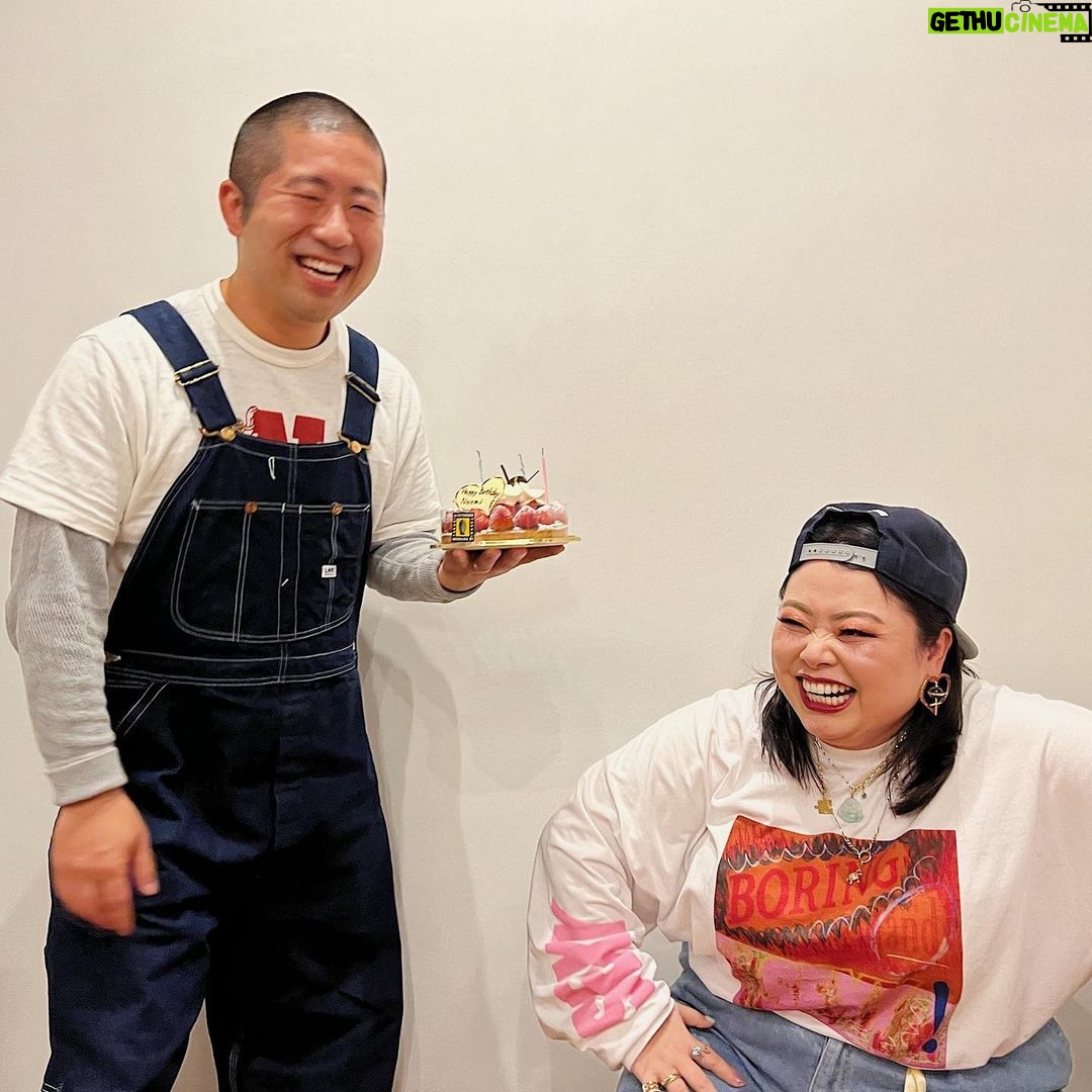 Naomi Watanabe Instagram - 塩の魔神のお友達、さわちゃんの新しいお家に遊びに行ったよ🥰 大人になってもこんな無邪気に笑えるとは思わなかった😂😂😂 ただ、何でこんなに笑ってたのか思い出せないのが大人なのかもしれない😂😂 全部ケンティーが撮ってくれた写真達にょ🥺💕ケンティーとは初めてご飯食べたけどプライベートもセクシーサンキューでした😂❤️本当に熱くてピュアで面白い人やで😎 大好きな奥様&子供達とは数年ぶりの再会でなおちゃん嬉しかった🥺 下の子は生まれてから初めて会ったんだけど、派手でデカい人が来ても動じずに一緒に遊んでくれて嬉しかったよ😂 ずっと私のネックレスに興味示してて、 👶これなに? ダイヤでできた亀だよ❤️ 👶これは? ダイヤでできたパズルのピースだよ❤️ 👶ダイヤってなに? ダイヤって言うのはね…☺️ とか言ってたら、変にダイヤに興味持たせるなって怒られた😂😂 ダイヤでできた機関車トーマス欲しいとか言われたら大変だもんね😂 失礼いたしました😂 とにかく、幸せいっぱいで素敵な澤部家&ケンティーからパワー貰ったにょ🥰💪🥺💕 お誕生日もお祝いありがとうございました🥰💕 さわちゃんだけ、せっかくグルメのロケみたいな服😂 #ナベプロの魔神