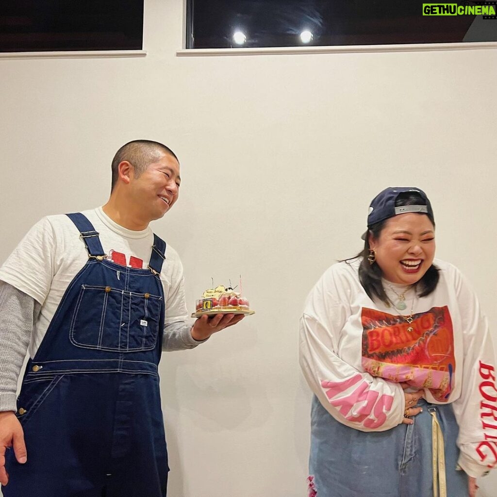 Naomi Watanabe Instagram - 塩の魔神のお友達、さわちゃんの新しいお家に遊びに行ったよ🥰 大人になってもこんな無邪気に笑えるとは思わなかった😂😂😂 ただ、何でこんなに笑ってたのか思い出せないのが大人なのかもしれない😂😂 全部ケンティーが撮ってくれた写真達にょ🥺💕ケンティーとは初めてご飯食べたけどプライベートもセクシーサンキューでした😂❤️本当に熱くてピュアで面白い人やで😎 大好きな奥様&子供達とは数年ぶりの再会でなおちゃん嬉しかった🥺 下の子は生まれてから初めて会ったんだけど、派手でデカい人が来ても動じずに一緒に遊んでくれて嬉しかったよ😂 ずっと私のネックレスに興味示してて、 👶これなに？ ダイヤでできた亀だよ❤️ 👶これは？ ダイヤでできたパズルのピースだよ❤️ 👶ダイヤってなに？ ダイヤって言うのはね…☺️ とか言ってたら、変にダイヤに興味持たせるなって怒られた😂😂 ダイヤでできた機関車トーマス欲しいとか言われたら大変だもんね😂 失礼いたしました😂 とにかく、幸せいっぱいで素敵な澤部家&ケンティーからパワー貰ったにょ🥰💪🥺💕 お誕生日もお祝いありがとうございました🥰💕 さわちゃんだけ、せっかくグルメのロケみたいな服😂 #ナベプロの魔神