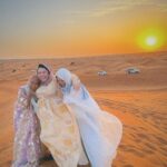 Naomi Watanabe Instagram - Dubai and Abū Dhabī Trip🐫 先日 @thelmaaoyama @alisaueno と ドバイ&アブダビ旅行に行ったにょ！女子旅！ なぜかずっと爆笑で腹筋割れた 声も枯れたし砂漠の砂全部口に入った ハイライトに色々あるから見てみて！ でも夕陽とモスクでは静かに感動してたよ すごい綺麗だった！ 動画もいっぱい撮ったから今度まとめてリールにあげるね！ たまにうちらが笑い過ぎて、人集まってきてる時もあったよ なにか面白いこと起きたのかなって見に来てた 最後の写真は爆笑超え過ぎて逆に喜怒哀楽がわからない写真だよw 怒ってるように見えるし泣いてるようにも見えるよね みんなにはどう見える？ I laughed way too much that in the last photo you can't tell what kind of emotion is being expressed anymore lol It sort of looks like I'm mad but it also looks like I'm crying lol What does it look like to you guys? #ドバイ #アブダビ #喜怒哀楽不明 Dubai UAE