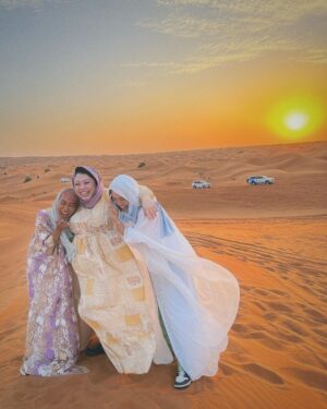 Naomi Watanabe Instagram - Dubai and Abū Dhabī Trip🐫
先日 @thelmaaoyama @alisaueno と
ドバイ&アブダビ旅行に行ったにょ！女子旅！

なぜかずっと爆笑で腹筋割れた
声も枯れたし砂漠の砂全部口に入った
ハイライトに色々あるから見てみて！

でも夕陽とモスクでは静かに感動してたよ
すごい綺麗だった！

動画もいっぱい撮ったから今度まとめてリールにあげるね！
たまにうちらが笑い過ぎて、人集まってきてる時もあったよ
なにか面白いこと起きたのかなって見に来てた

最後の写真は爆笑超え過ぎて逆に喜怒哀楽がわからない写真だよw
怒ってるように見えるし泣いてるようにも見えるよね

みんなにはどう見える？

I laughed way too much that in the last photo you can't tell what kind of emotion is being expressed  anymore lol
It sort of looks like I'm mad but it also looks like I'm crying  lol

What does it look like to you guys? 

#ドバイ
#アブダビ
#喜怒哀楽不明