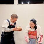 Naomi Watanabe Instagram - 塩の魔神のお友達、さわちゃんの新しいお家に遊びに行ったよ🥰 大人になってもこんな無邪気に笑えるとは思わなかった😂😂😂 ただ、何でこんなに笑ってたのか思い出せないのが大人なのかもしれない😂😂 全部ケンティーが撮ってくれた写真達にょ🥺💕ケンティーとは初めてご飯食べたけどプライベートもセクシーサンキューでした😂❤️本当に熱くてピュアで面白い人やで😎 大好きな奥様&子供達とは数年ぶりの再会でなおちゃん嬉しかった🥺 下の子は生まれてから初めて会ったんだけど、派手でデカい人が来ても動じずに一緒に遊んでくれて嬉しかったよ😂 ずっと私のネックレスに興味示してて、 👶これなに？ ダイヤでできた亀だよ❤️ 👶これは？ ダイヤでできたパズルのピースだよ❤️ 👶ダイヤってなに？ ダイヤって言うのはね…☺️ とか言ってたら、変にダイヤに興味持たせるなって怒られた😂😂 ダイヤでできた機関車トーマス欲しいとか言われたら大変だもんね😂 失礼いたしました😂 とにかく、幸せいっぱいで素敵な澤部家&ケンティーからパワー貰ったにょ🥰💪🥺💕 お誕生日もお祝いありがとうございました🥰💕 さわちゃんだけ、せっかくグルメのロケみたいな服😂 #ナベプロの魔神