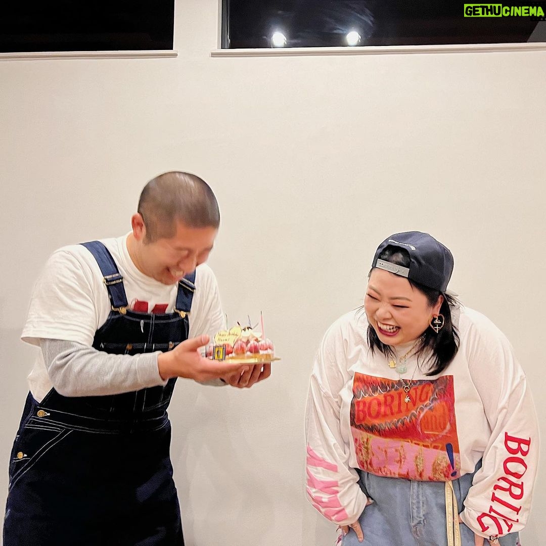 Naomi Watanabe Instagram - 塩の魔神のお友達、さわちゃんの新しいお家に遊びに行ったよ🥰 大人になってもこんな無邪気に笑えるとは思わなかった😂😂😂 ただ、何でこんなに笑ってたのか思い出せないのが大人なのかもしれない😂😂 全部ケンティーが撮ってくれた写真達にょ🥺💕ケンティーとは初めてご飯食べたけどプライベートもセクシーサンキューでした😂❤️本当に熱くてピュアで面白い人やで😎 大好きな奥様&子供達とは数年ぶりの再会でなおちゃん嬉しかった🥺 下の子は生まれてから初めて会ったんだけど、派手でデカい人が来ても動じずに一緒に遊んでくれて嬉しかったよ😂 ずっと私のネックレスに興味示してて、 👶これなに? ダイヤでできた亀だよ❤️ 👶これは? ダイヤでできたパズルのピースだよ❤️ 👶ダイヤってなに? ダイヤって言うのはね…☺️ とか言ってたら、変にダイヤに興味持たせるなって怒られた😂😂 ダイヤでできた機関車トーマス欲しいとか言われたら大変だもんね😂 失礼いたしました😂 とにかく、幸せいっぱいで素敵な澤部家&ケンティーからパワー貰ったにょ🥰💪🥺💕 お誕生日もお祝いありがとうございました🥰💕 さわちゃんだけ、せっかくグルメのロケみたいな服😂 #ナベプロの魔神
