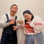Naomi Watanabe Instagram - 塩の魔神のお友達、さわちゃんの新しいお家に遊びに行ったよ🥰 大人になってもこんな無邪気に笑えるとは思わなかった😂😂😂 ただ、何でこんなに笑ってたのか思い出せないのが大人なのかもしれない😂😂 全部ケンティーが撮ってくれた写真達にょ🥺💕ケンティーとは初めてご飯食べたけどプライベートもセクシーサンキューでした😂❤️本当に熱くてピュアで面白い人やで😎 大好きな奥様&子供達とは数年ぶりの再会でなおちゃん嬉しかった🥺 下の子は生まれてから初めて会ったんだけど、派手でデカい人が来ても動じずに一緒に遊んでくれて嬉しかったよ😂 ずっと私のネックレスに興味示してて、 👶これなに？ ダイヤでできた亀だよ❤️ 👶これは？ ダイヤでできたパズルのピースだよ❤️ 👶ダイヤってなに？ ダイヤって言うのはね…☺️ とか言ってたら、変にダイヤに興味持たせるなって怒られた😂😂 ダイヤでできた機関車トーマス欲しいとか言われたら大変だもんね😂 失礼いたしました😂 とにかく、幸せいっぱいで素敵な澤部家&ケンティーからパワー貰ったにょ🥰💪🥺💕 お誕生日もお祝いありがとうございました🥰💕 さわちゃんだけ、せっかくグルメのロケみたいな服😂 #ナベプロの魔神