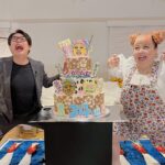Naomi Watanabe Instagram - 34歳になりました♎️ 連日お祝いのお言葉やケーキなど沢山頂きまして…本当にありがとうございます🥺それが欲しくて日本帰って来たんじゃないかという噂(?)😂あと、いつが本当の誕生日？ってDM沢山来てた😂😂 今回の帰国で みんなからすげーパワー頂きました💸 34歳も焦らずしっかり駆け抜けて行きたいと思います💪✨ 最後の写真は、弟子達が奪って来た物資を漁る山賊のリーダーじゃないよ😂 昨日のYouTube生配信もありがとうございました🤗✨まだ見てない方は是非遊びに来てください💕吉村さんもありがとうございました😎(下ネタ多すぎ最低回👺) 毎年言うけど…今年こそは インスタ更新頑張りますぞよ😂💪 皆さま、こんなズボラわがまま人間ですがこれからも…どうぞよろしくお願いします🙇‍♀️