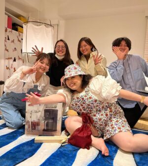 Naomi Watanabe Instagram - 34歳になりました♎️

連日お祝いのお言葉やケーキなど沢山頂きまして…本当にありがとうございます🥺それが欲しくて日本帰って来たんじゃないかという噂(?)😂あと、いつが本当の誕生日？ってDM沢山来てた😂😂

今回の帰国で
みんなからすげーパワー頂きました💸
34歳も焦らずしっかり駆け抜けて行きたいと思います💪✨

最後の写真は、弟子達が奪って来た物資を漁る山賊のリーダーじゃないよ😂

昨日のYouTube生配信もありがとうございました🤗✨まだ見てない方は是非遊びに来てください💕吉村さんもありがとうございました😎(下ネタ多すぎ最低回👺)

毎年言うけど…今年こそは
インスタ更新頑張りますぞよ😂💪
皆さま、こんなズボラわがまま人間ですがこれからも…どうぞよろしくお願いします🙇‍♀️