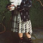 Naomi Watanabe Instagram - @thombrowne のショーに行きました😆 久々に生のエンタメにぶん殴られた🥲 お洋服も素晴らしいのはもちろんなんだけど、ショー自体が凄過ぎて言葉失った😂 音楽もまじやばいのである！ YouTubeで全部観れるけど一応私が撮ったものも短めに編集して載せておくね😇 謎に一部映像乱れてるけど気にしないで😂 終わりで @georgerootnyc とご飯😉 我々S62年世代も頑張るにょ🥰💪 卯年だからうさぎのバッグ🐰 全部大事に抱えててわらう 極悪の世代ではありません😂 私は身体的にジャケットやシャツは似合わないと思ってたんだけど、今回挑戦してみたら案外似合ってて、新たな自分と出会えたよ🥰❤️‍🔥挑戦の一歩って大事だね🥺🙏 異国での挑戦、まだまだ続きます😂 チャンネルはそのまま😂💪 ブチ進むぞ🥰🥰🥰 エンターテイメントっていいよな👺 HAIR @nerohair styling @cc_looo お洋服全て　@thombrowne です❤️‍🔥 指のジュエリーは全て私物です😂ゴリゴリマダムw あと棒人間小学生の時から大好きだから、運命ジャケットw #NYFW