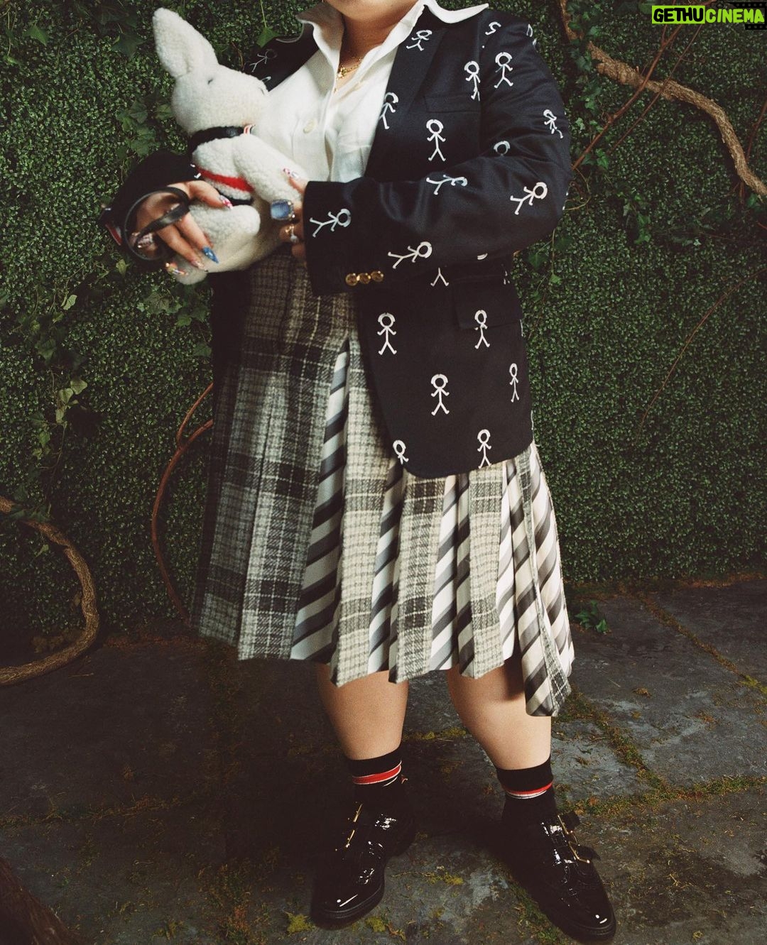 Naomi Watanabe Instagram - @thombrowne のショーに行きました😆 久々に生のエンタメにぶん殴られた🥲 お洋服も素晴らしいのはもちろんなんだけど、ショー自体が凄過ぎて言葉失った😂 音楽もまじやばいのである! YouTubeで全部観れるけど一応私が撮ったものも短めに編集して載せておくね😇 謎に一部映像乱れてるけど気にしないで😂 終わりで @georgerootnyc とご飯😉 我々S62年世代も頑張るにょ🥰💪 卯年だからうさぎのバッグ🐰 全部大事に抱えててわらう 極悪の世代ではありません😂 私は身体的にジャケットやシャツは似合わないと思ってたんだけど、今回挑戦してみたら案外似合ってて、新たな自分と出会えたよ🥰❤️🔥挑戦の一歩って大事だね🥺🙏 異国での挑戦、まだまだ続きます😂 チャンネルはそのまま😂💪 ブチ進むぞ🥰🥰🥰 エンターテイメントっていいよな👺 HAIR @nerohair styling @cc_looo お洋服全て @thombrowne です❤️🔥 指のジュエリーは全て私物です😂ゴリゴリマダムw あと棒人間小学生の時から大好きだから、運命ジャケットw #NYFW