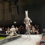 Naomi Watanabe Instagram - @thombrowne のショーに行きました😆 久々に生のエンタメにぶん殴られた🥲 お洋服も素晴らしいのはもちろんなんだけど、ショー自体が凄過ぎて言葉失った😂 音楽もまじやばいのである！ YouTubeで全部観れるけど一応私が撮ったものも短めに編集して載せておくね😇 謎に一部映像乱れてるけど気にしないで😂 終わりで @georgerootnyc とご飯😉 我々S62年世代も頑張るにょ🥰💪 卯年だからうさぎのバッグ🐰 全部大事に抱えててわらう 極悪の世代ではありません😂 私は身体的にジャケットやシャツは似合わないと思ってたんだけど、今回挑戦してみたら案外似合ってて、新たな自分と出会えたよ🥰❤️‍🔥挑戦の一歩って大事だね🥺🙏 異国での挑戦、まだまだ続きます😂 チャンネルはそのまま😂💪 ブチ進むぞ🥰🥰🥰 エンターテイメントっていいよな👺 HAIR @nerohair styling @cc_looo お洋服全て　@thombrowne です❤️‍🔥 指のジュエリーは全て私物です😂ゴリゴリマダムw あと棒人間小学生の時から大好きだから、運命ジャケットw #NYFW