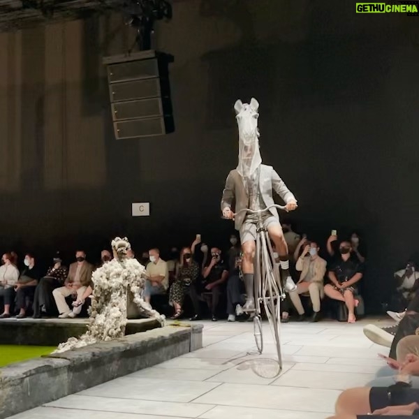 Naomi Watanabe Instagram - @thombrowne のショーに行きました😆 久々に生のエンタメにぶん殴られた🥲 お洋服も素晴らしいのはもちろんなんだけど、ショー自体が凄過ぎて言葉失った😂 音楽もまじやばいのである! YouTubeで全部観れるけど一応私が撮ったものも短めに編集して載せておくね😇 謎に一部映像乱れてるけど気にしないで😂 終わりで @georgerootnyc とご飯😉 我々S62年世代も頑張るにょ🥰💪 卯年だからうさぎのバッグ🐰 全部大事に抱えててわらう 極悪の世代ではありません😂 私は身体的にジャケットやシャツは似合わないと思ってたんだけど、今回挑戦してみたら案外似合ってて、新たな自分と出会えたよ🥰❤️🔥挑戦の一歩って大事だね🥺🙏 異国での挑戦、まだまだ続きます😂 チャンネルはそのまま😂💪 ブチ進むぞ🥰🥰🥰 エンターテイメントっていいよな👺 HAIR @nerohair styling @cc_looo お洋服全て @thombrowne です❤️🔥 指のジュエリーは全て私物です😂ゴリゴリマダムw あと棒人間小学生の時から大好きだから、運命ジャケットw #NYFW