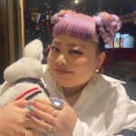 Naomi Watanabe Instagram - @thombrowne のショーに行きました😆 久々に生のエンタメにぶん殴られた🥲 お洋服も素晴らしいのはもちろんなんだけど、ショー自体が凄過ぎて言葉失った😂 音楽もまじやばいのである！ YouTubeで全部観れるけど一応私が撮ったものも短めに編集して載せておくね😇 謎に一部映像乱れてるけど気にしないで😂 終わりで @georgerootnyc とご飯😉 我々S62年世代も頑張るにょ🥰💪 卯年だからうさぎのバッグ🐰 全部大事に抱えててわらう 極悪の世代ではありません😂 私は身体的にジャケットやシャツは似合わないと思ってたんだけど、今回挑戦してみたら案外似合ってて、新たな自分と出会えたよ🥰❤️‍🔥挑戦の一歩って大事だね🥺🙏 異国での挑戦、まだまだ続きます😂 チャンネルはそのまま😂💪 ブチ進むぞ🥰🥰🥰 エンターテイメントっていいよな👺 HAIR @nerohair styling @cc_looo お洋服全て　@thombrowne です❤️‍🔥 指のジュエリーは全て私物です😂ゴリゴリマダムw あと棒人間小学生の時から大好きだから、運命ジャケットw #NYFW